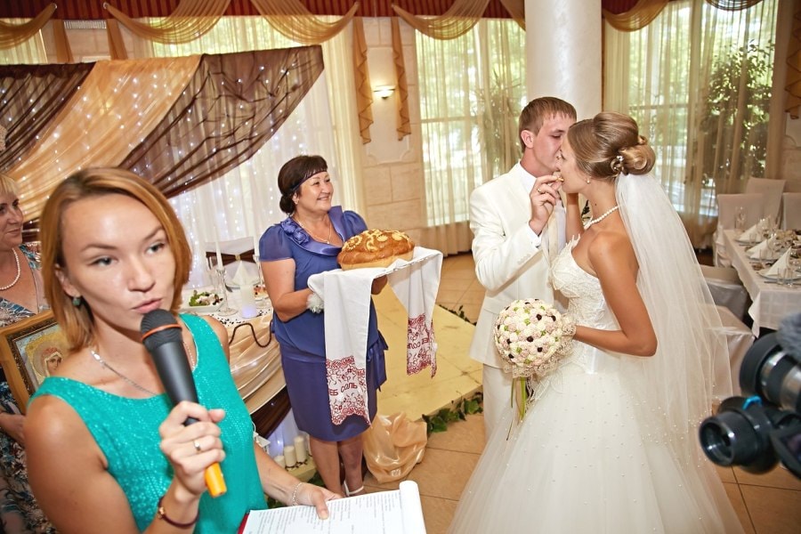 Девушка ведет свадьбу