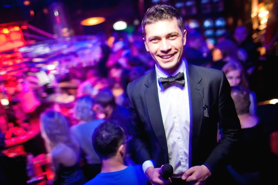 Опрятно одетый ведущий