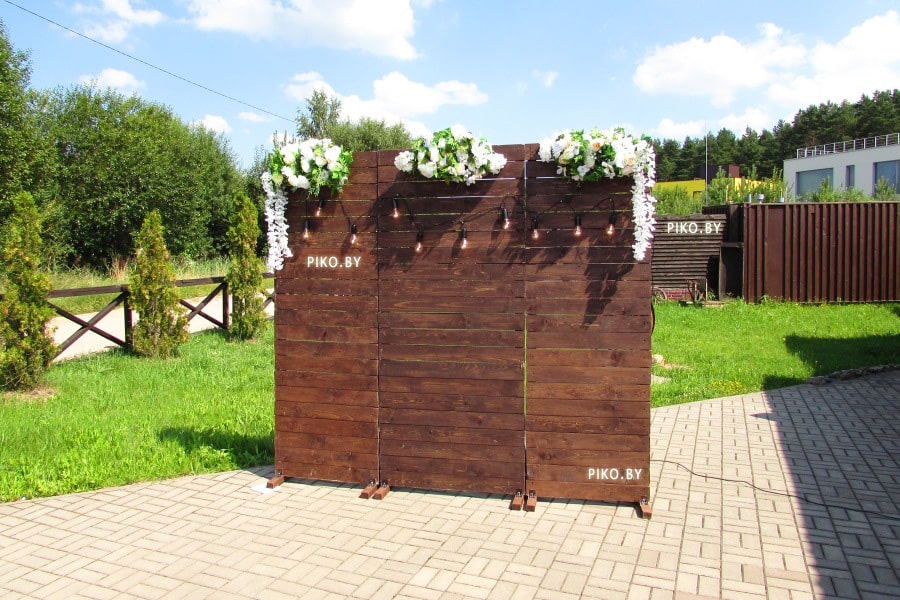 Фотозона около кафе Мустанг